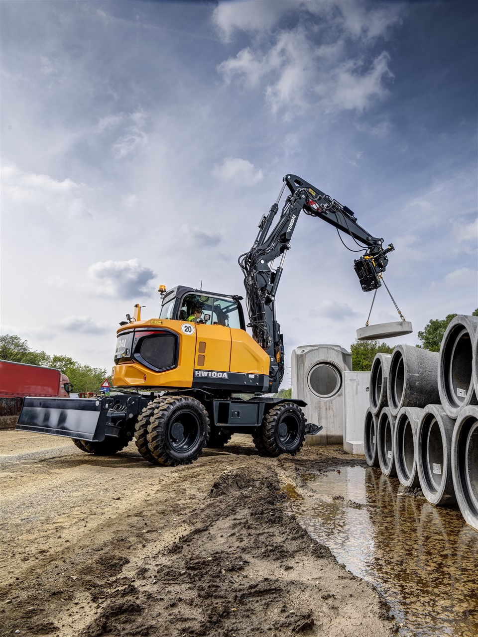 De nieuwe HW100A is de nieuwste aanvulling op onze A-serie graafmachines en is uitstekend gepositioneerd in het populaire 10-tons-segment. Hij biedt een hogere productiviteit in stedelijke bouwlocaties waar de ruimte beperkt is en lage emissies belangrijk zijn.